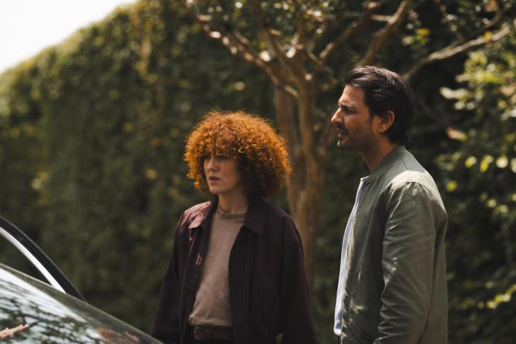 Dans le parc du domaine de Malagar, Blandine Bellavoir et Marc Ruchmann, à côté d'une voiture (qu'on aperçoit légèrement)